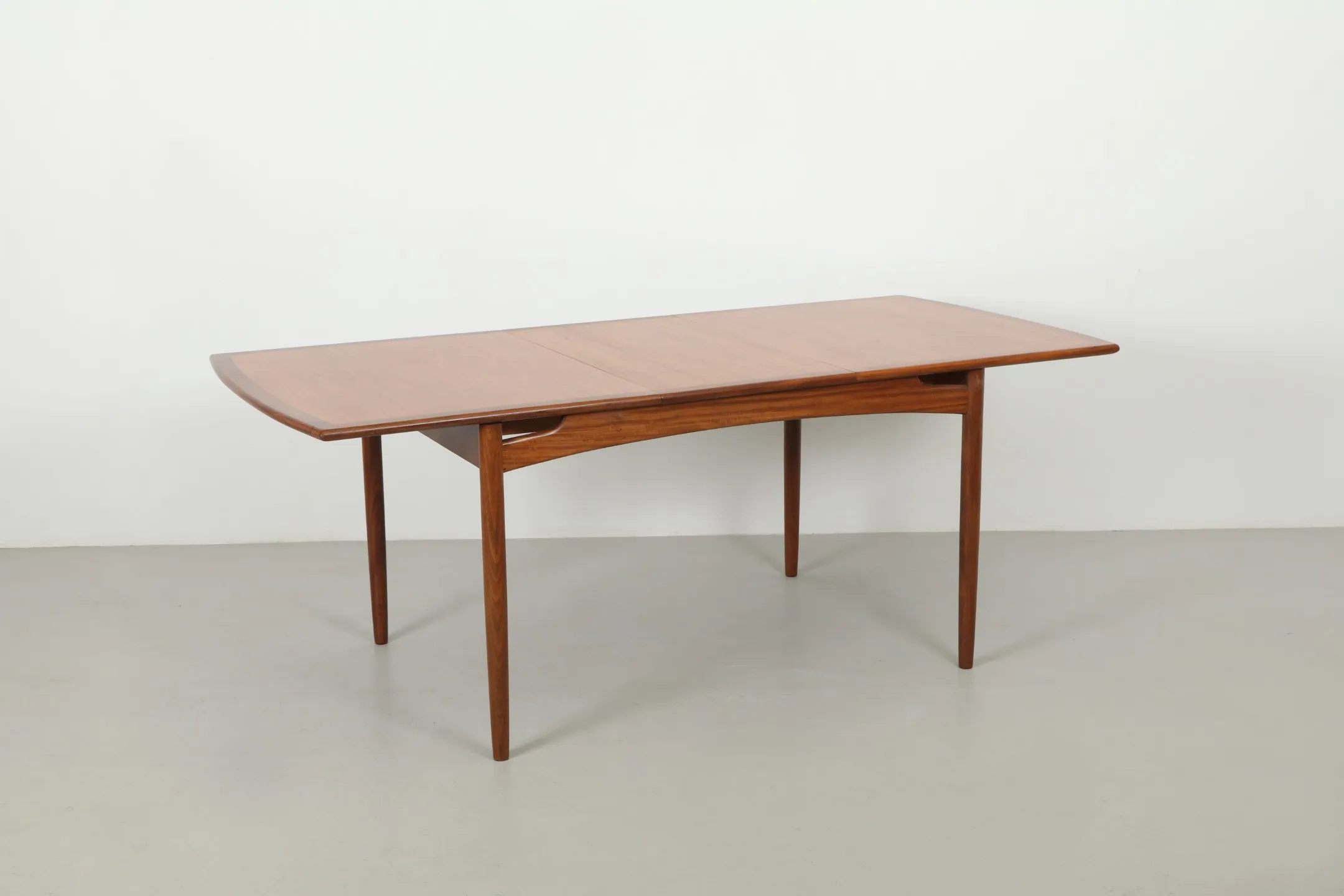 Sharp Victor Wilkins 'Brasilia' Model 4397 Dining Table by G-Plan