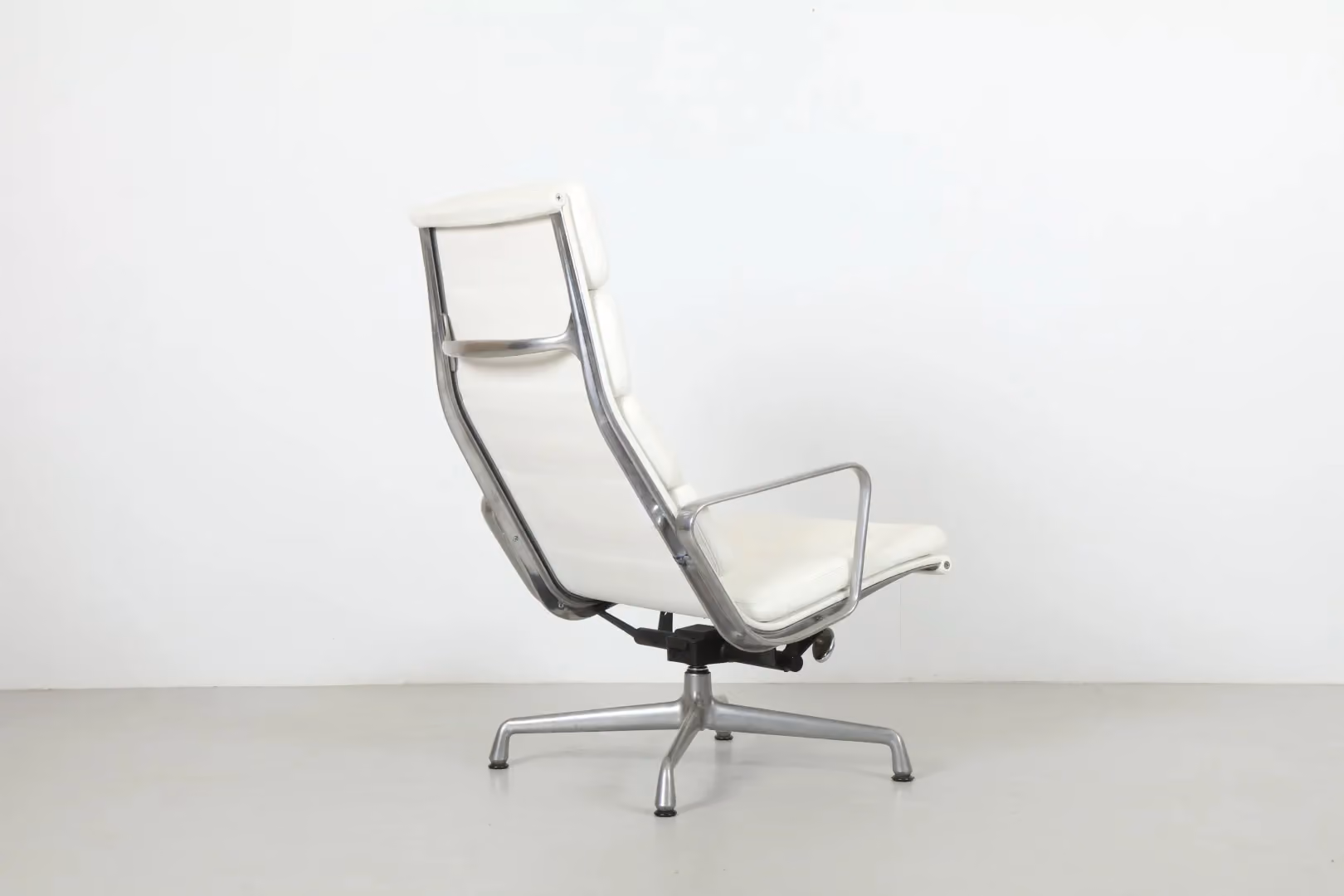 Iconic Charles & Ray Eames EA222 'Soft Pad' Lounge Chair by Vitra