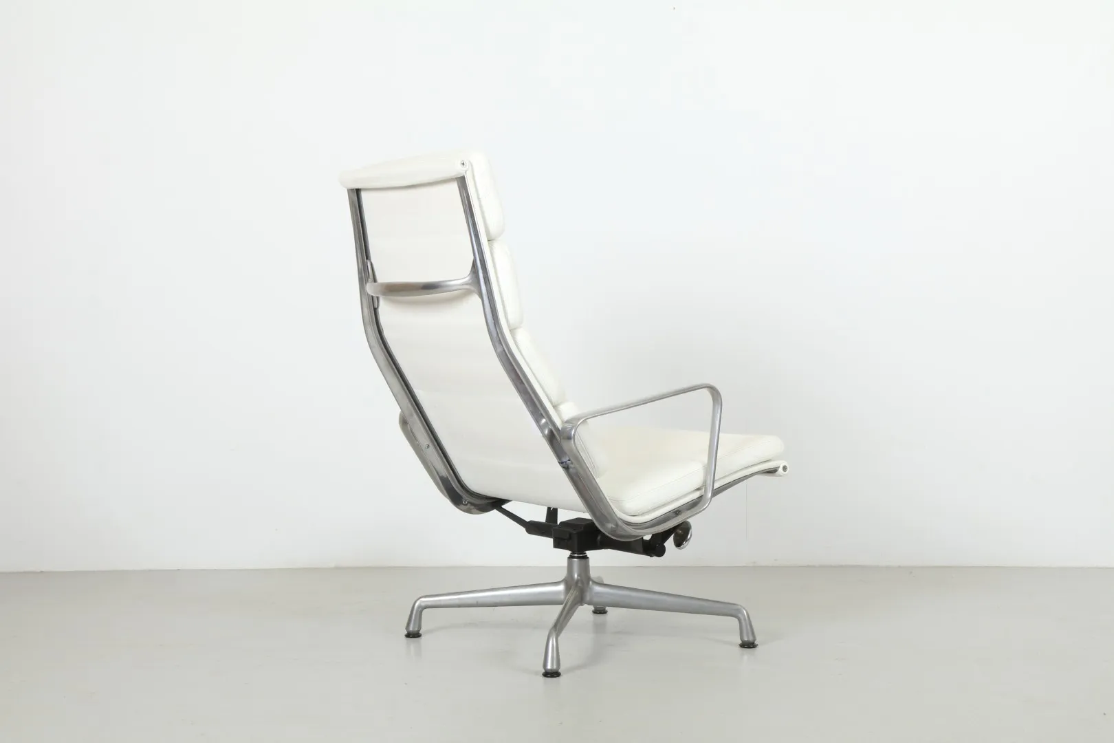 Iconic Charles & Ray Eames EA222 'Soft Pad' Lounge Chair by Vitra