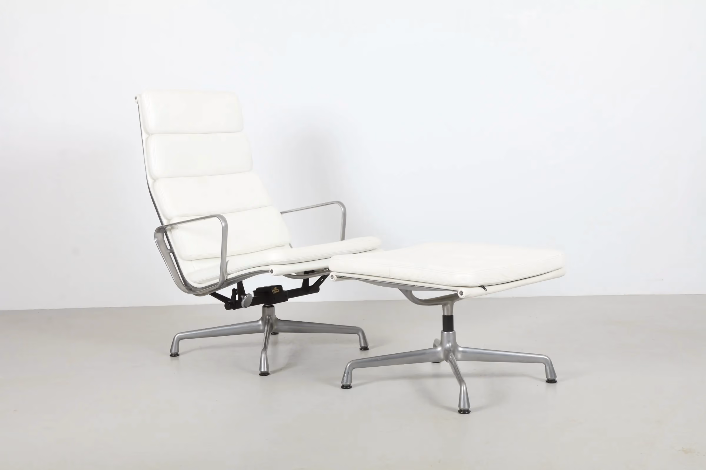 Stunning Charles & Ray Eames EA222 'Soft Pad' Lounge Chair & Ottoman By Vitra