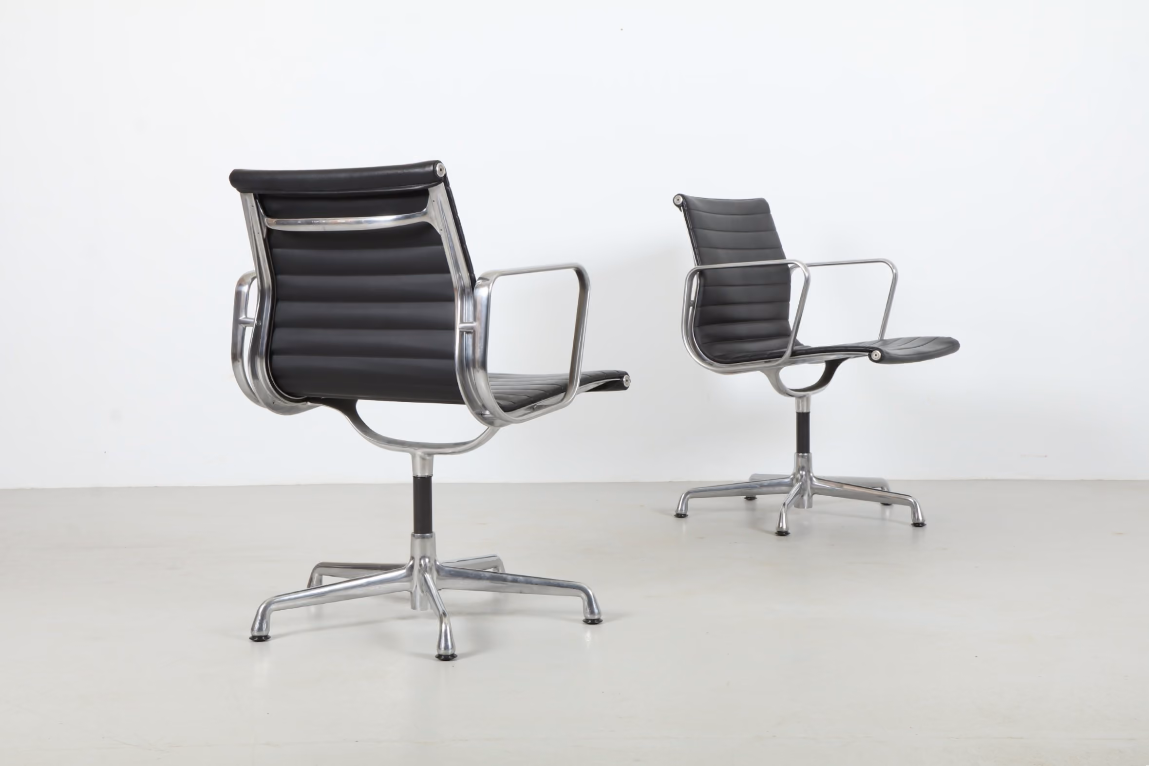 Iconic Ray & Charles Eames 'EA331' Aluminium Group Chair by Herman Miller