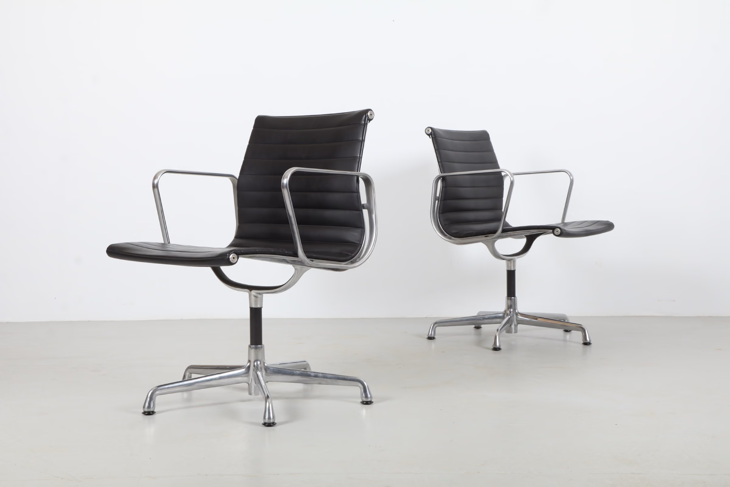 Iconic Ray & Charles Eames 'EA331' Aluminium Group Chair by Herman Miller