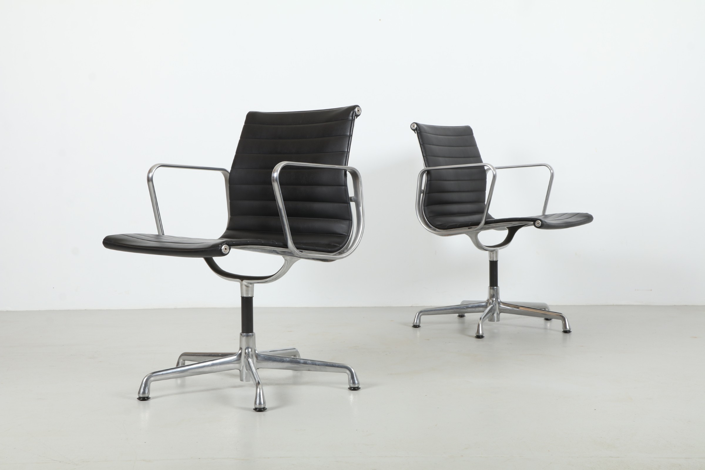 Iconic Ray & Charles Eames 'EA331' Aluminium Group Chair by Herman Miller
