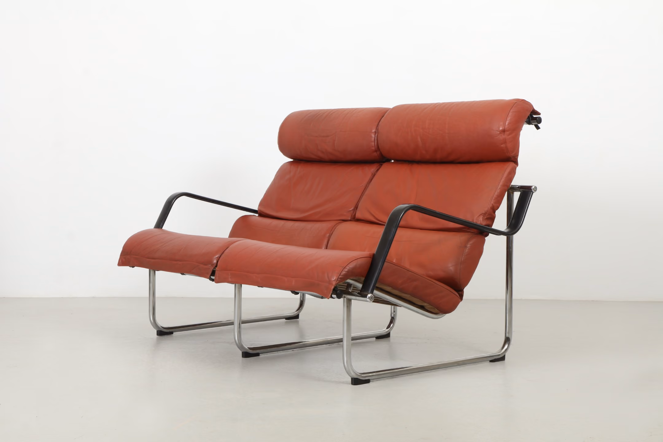 Sleek Yrjö Kukkapuro 'Remmi' Sofas by Avarte