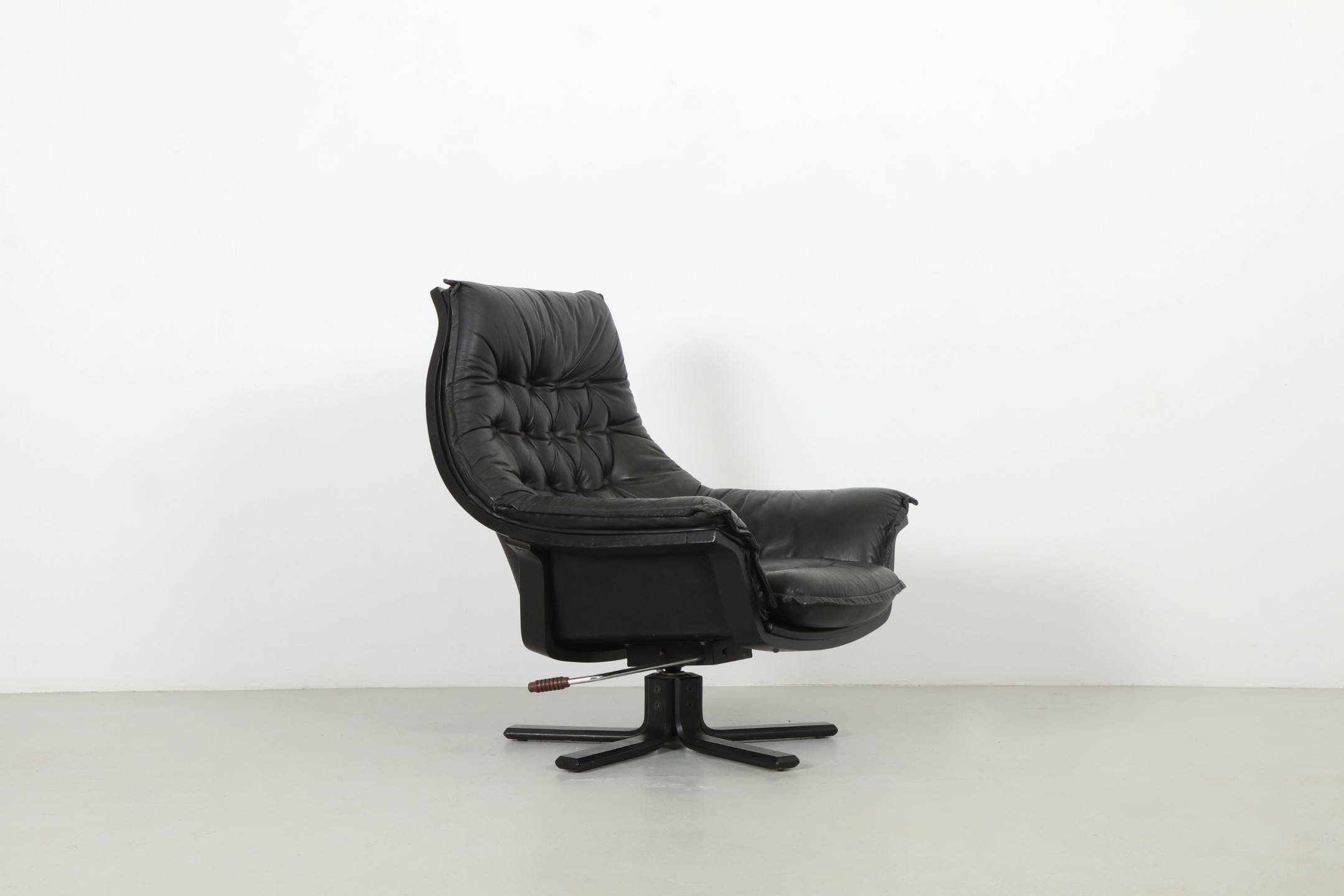 Bold Mid-Century Swivel Armchair by Danish Deluxe