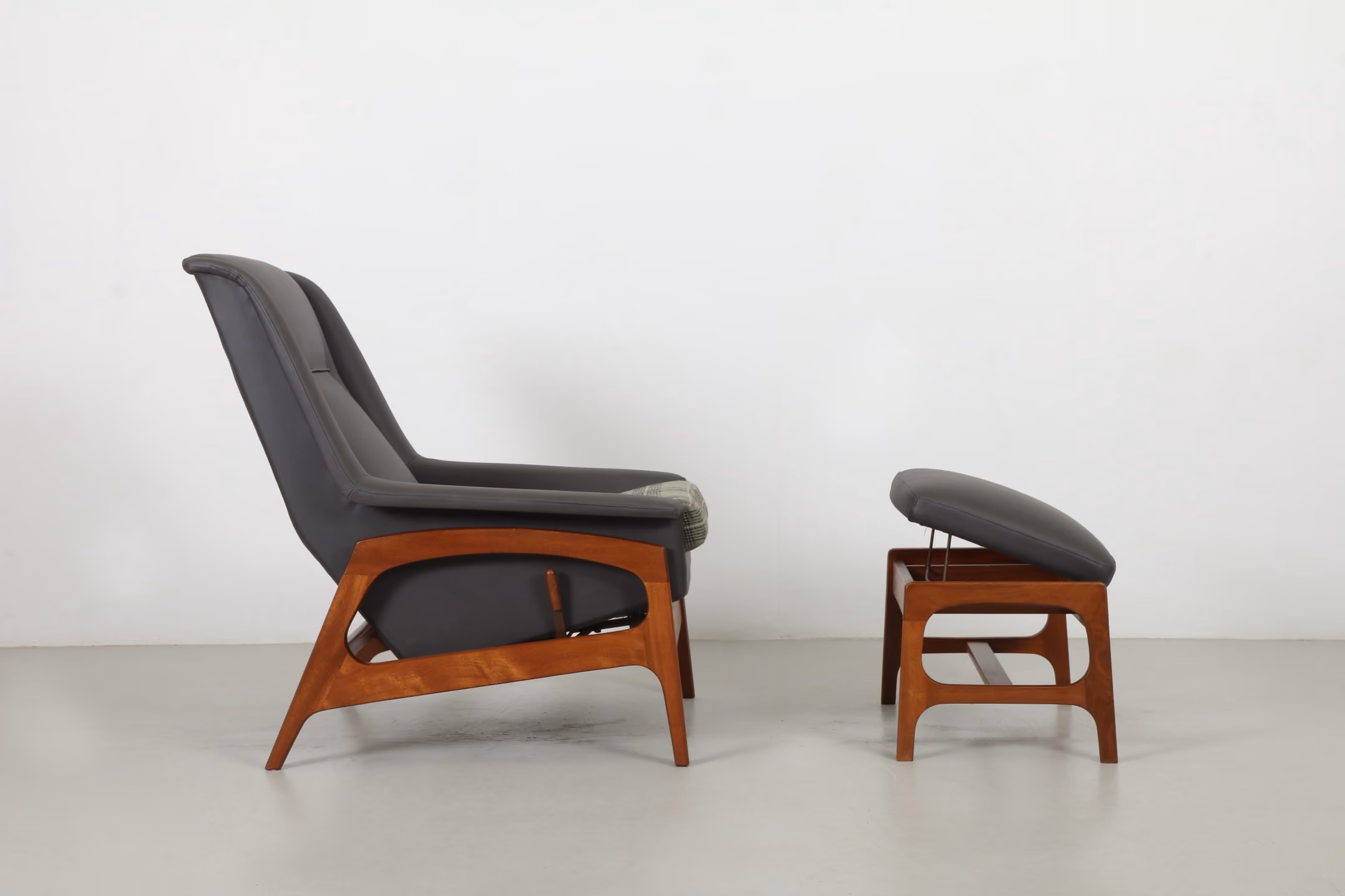 Folke Ohlsson 'Profil' Armchair and Ottoman by DON