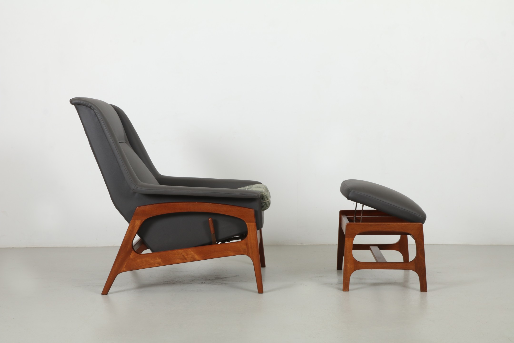 Folke Ohlsson 'Profil' Armchair and Ottoman by DON