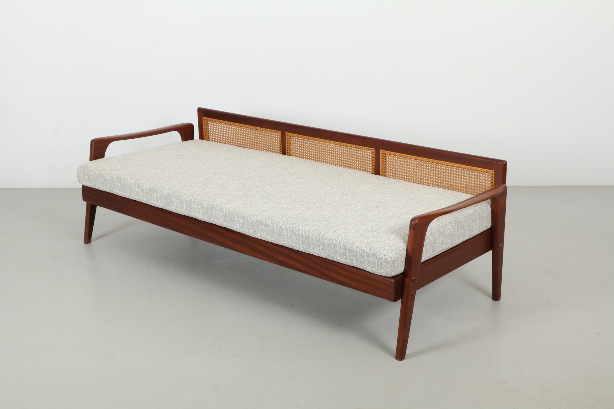 Refined Fred Lowen 'Fler D70' Daybed Sofa by Broadhead Bros