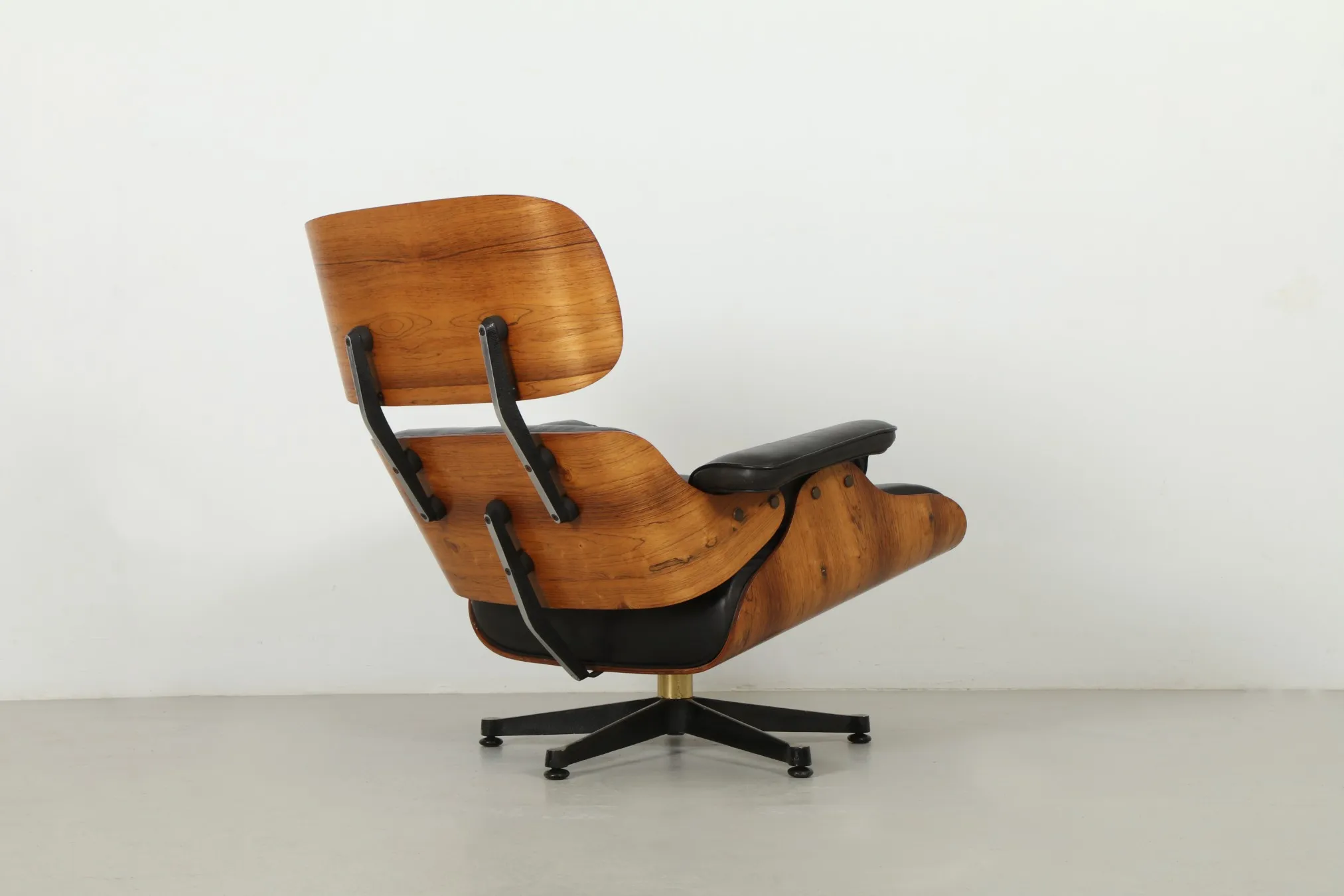 New Zealand Made Eames Lounge Chair by Whitmores Arti Domo