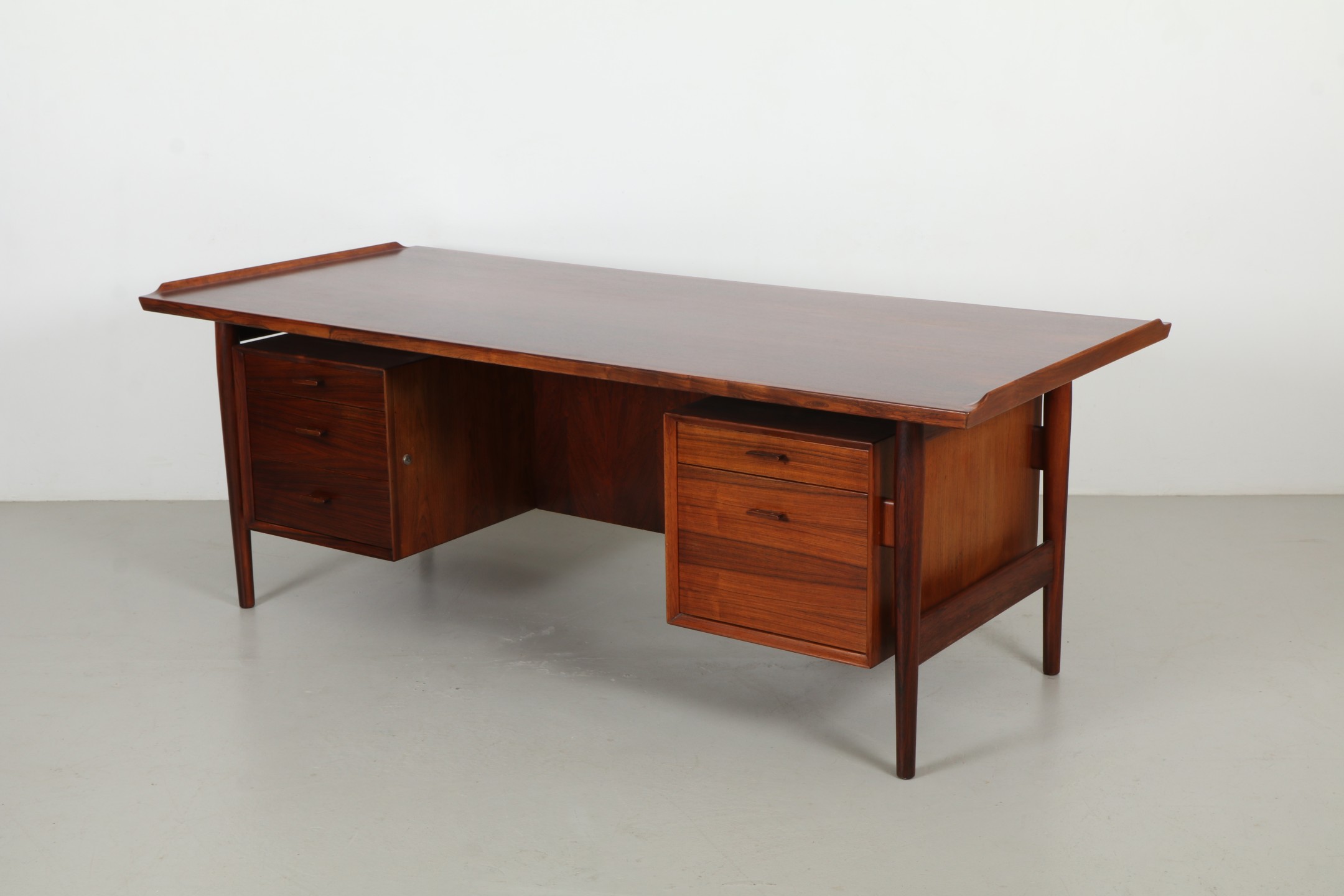 Grand Arne Vodder 'Model 207' Rosewood Desk by Sibast