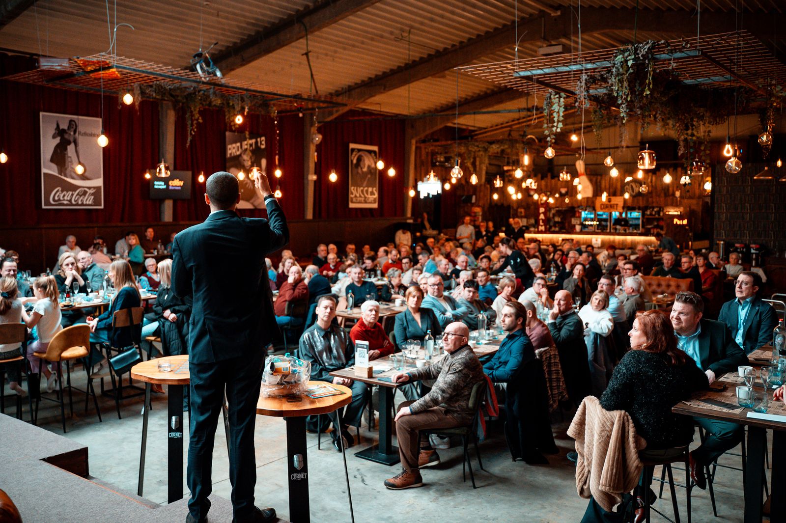 Conférencier devant une foule lors d'un événement