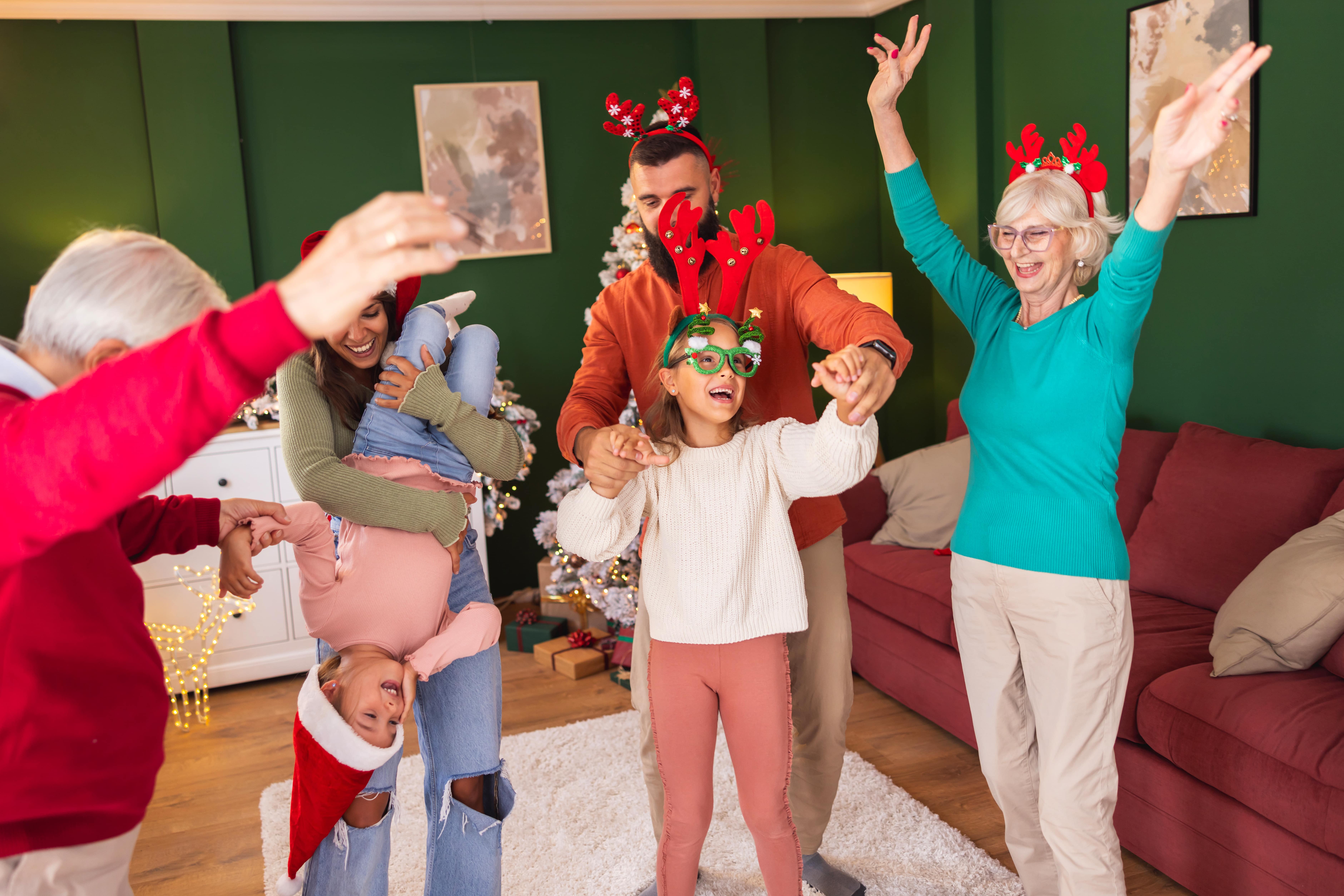  Bewegung statt Weihnachtsstress: Das perfekte Familienworkout