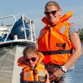 Dragen van een reddingsvest op zee