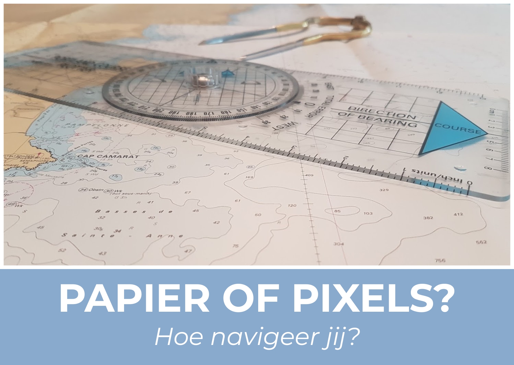 Papieren zeekaart met passer en koersdriehoek