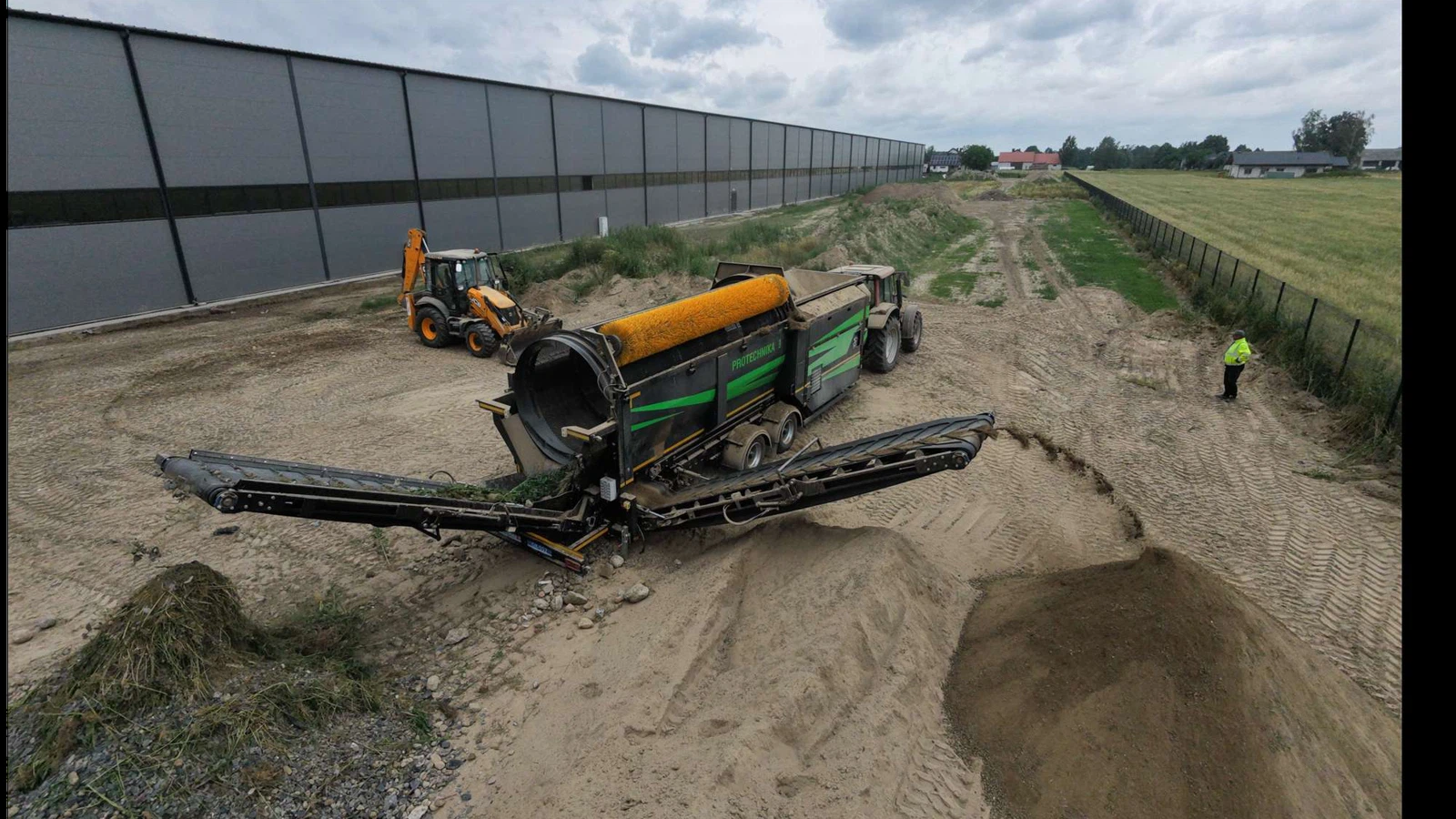 Protechnika GK-552 mobiele trommelzeef met uitgeklapte afvoerbanden