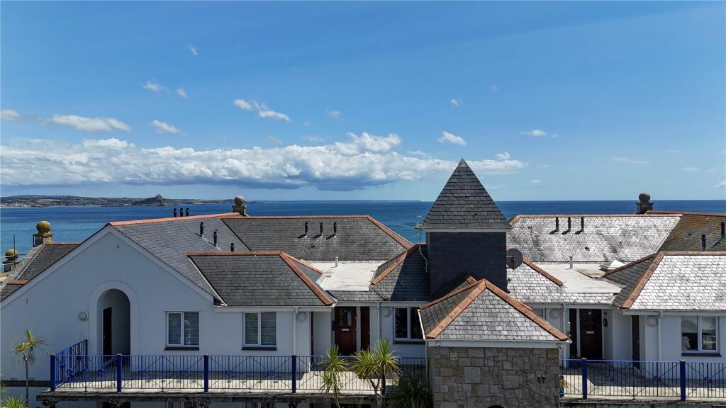 2 bedroom apartment with sea views