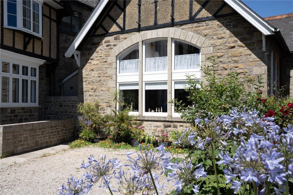 4 bedroom detached house in Penzance great location 