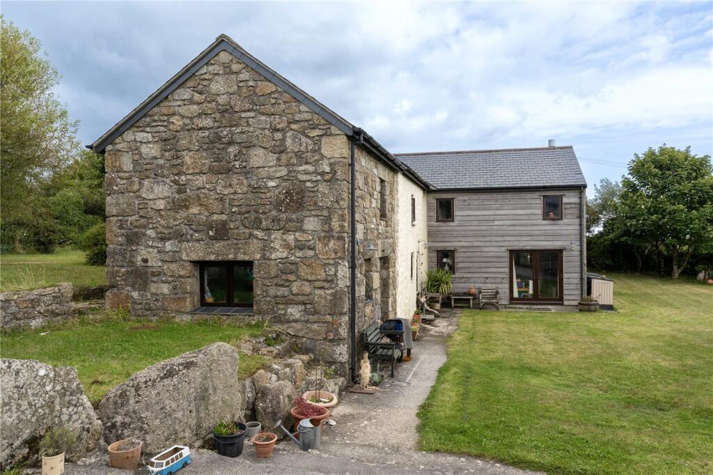 4 bedroom detached house in Newbridge
