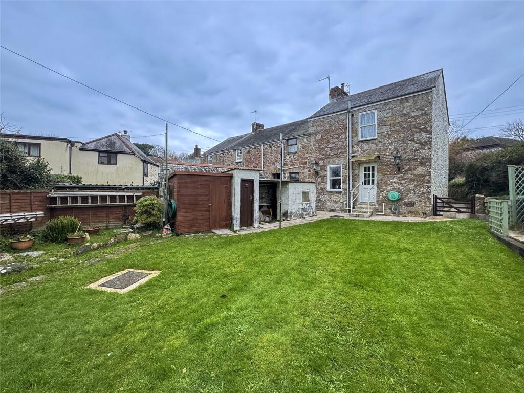 1 bedroom cute charming cottage in need of some work in Newlyn very quiet and peaceful location