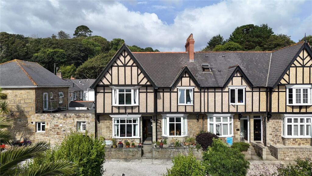 4 bedroom end of terrace house in Penzance great location near town centre and train station nice family home