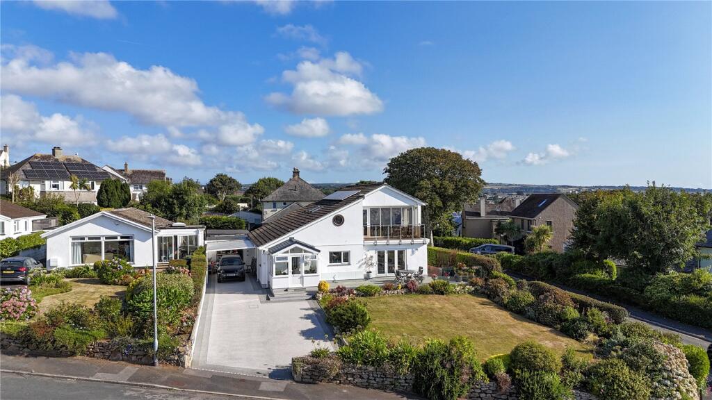 5 bedroom detached house in Penzance, incredible sea views, no chain great loation close to beaches and walking to schools