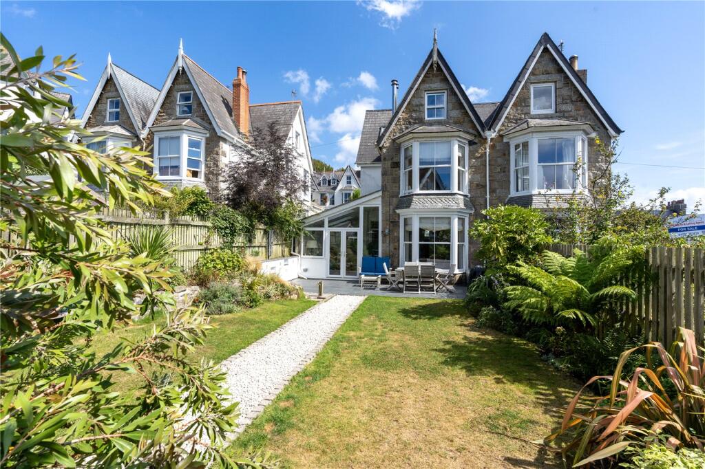 5 bedroom semi detached house in Penzance great location near the town centre and seafront