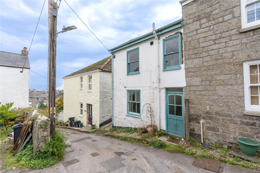 2 bedroom terraced house in Carbis Bay, great location.