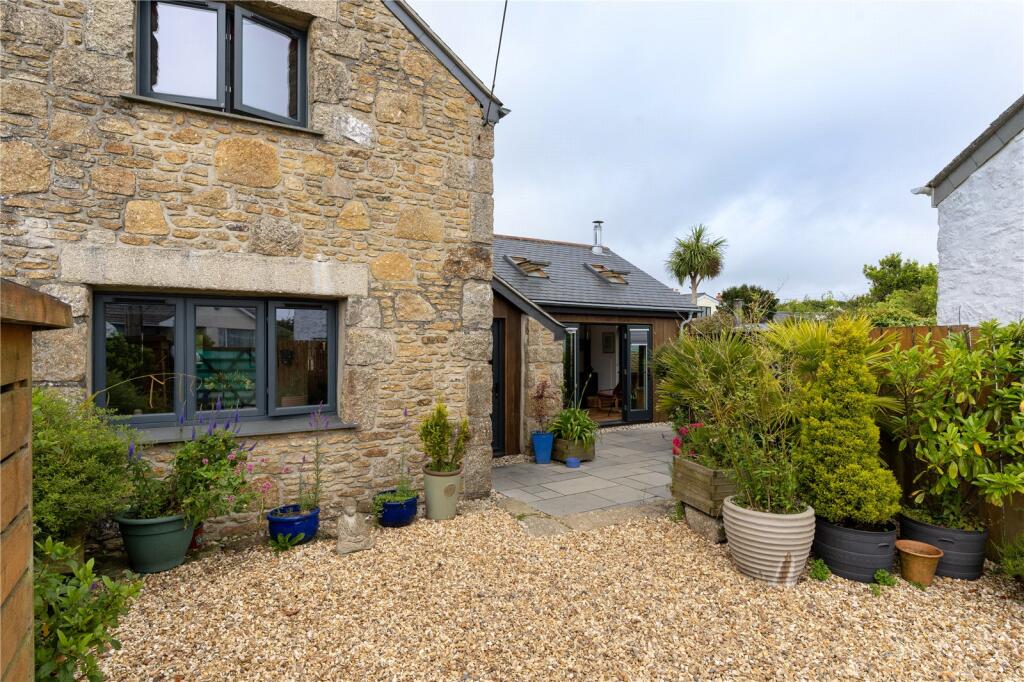 3 bedroom detached house in St Buryan great location village 