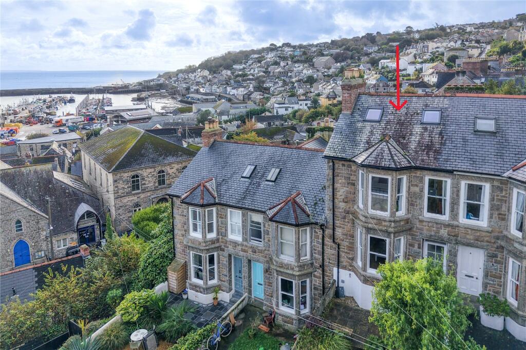 2/3 bedroom terraced house in Newlyn, great sea views, private terrace