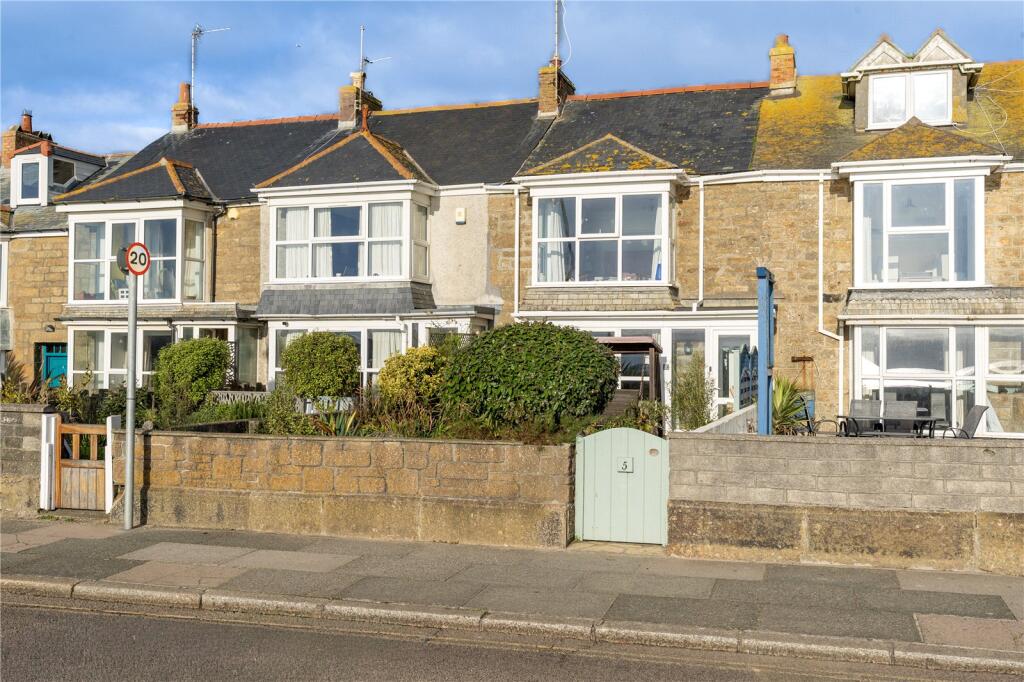 3 bedroom terraced house in Penzance, great location, garage and parking