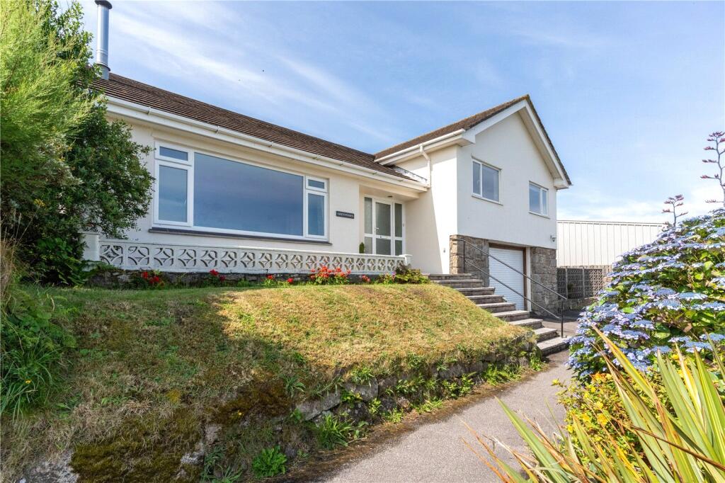 4 bedroom detached house in St. Just great location no chain, double garage, great storage, large family home