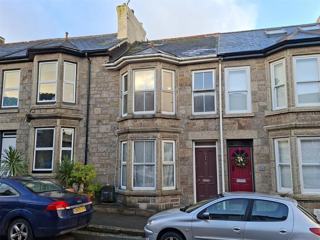 2 bedroom terraced house in Penzance, great location, no chain. Needs finishing