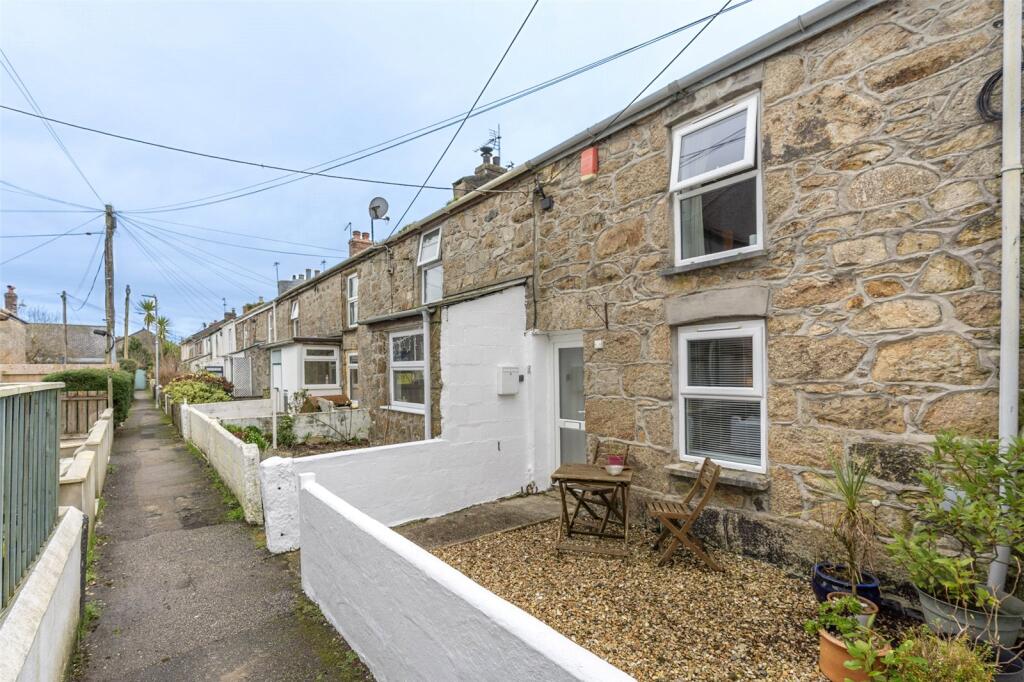 2 bedroom terraced house in Heamoor, no chain, great location or first time buyer