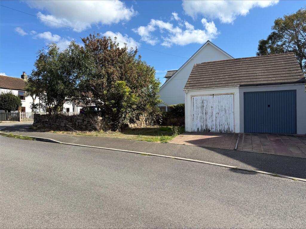 garage and parking in Goldsithney, no chain, great location, and storage.