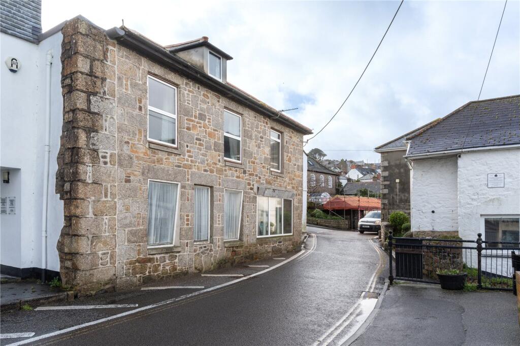 3 bedroom end of terrace house in Newlyn, great location
