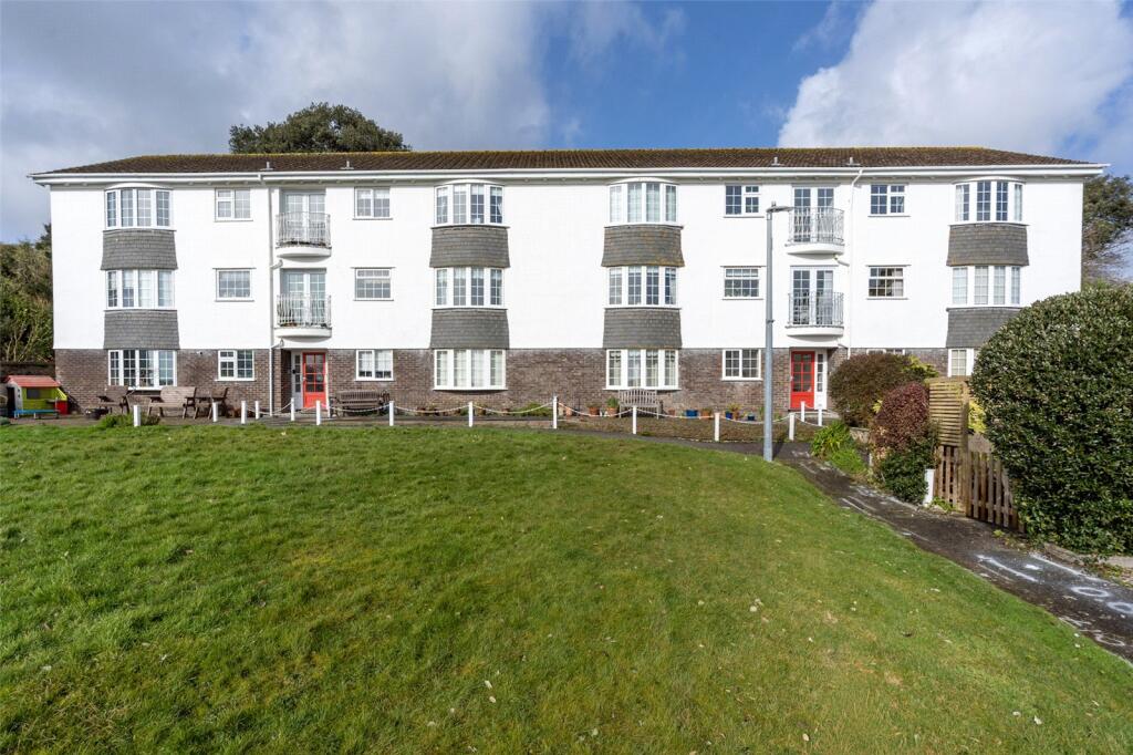 2 bedroom apartment with communal gardens, no chain, great location, easy walking distance to the town