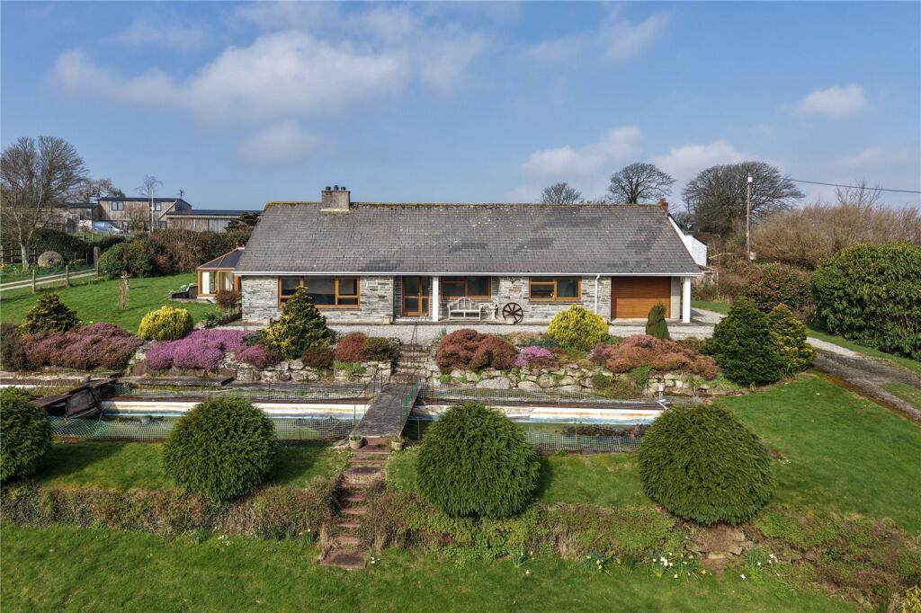 4 bedroom bungalow in Godolphin, great location, no chain, in need of some updating