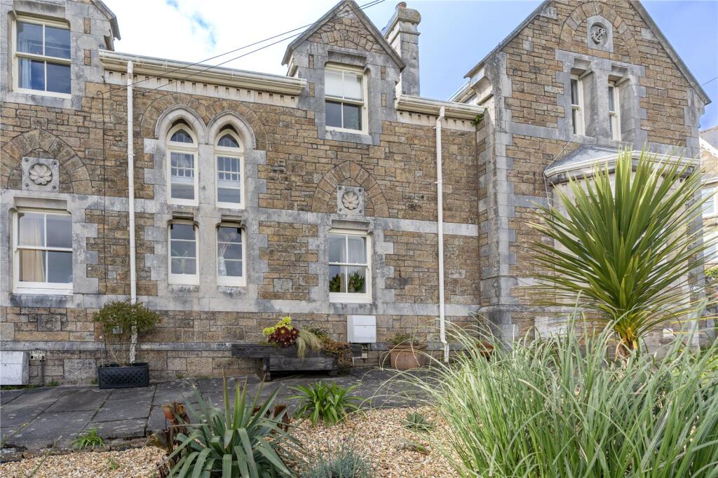 2 bedroom end of terrace house in Penzance, great location, no chain