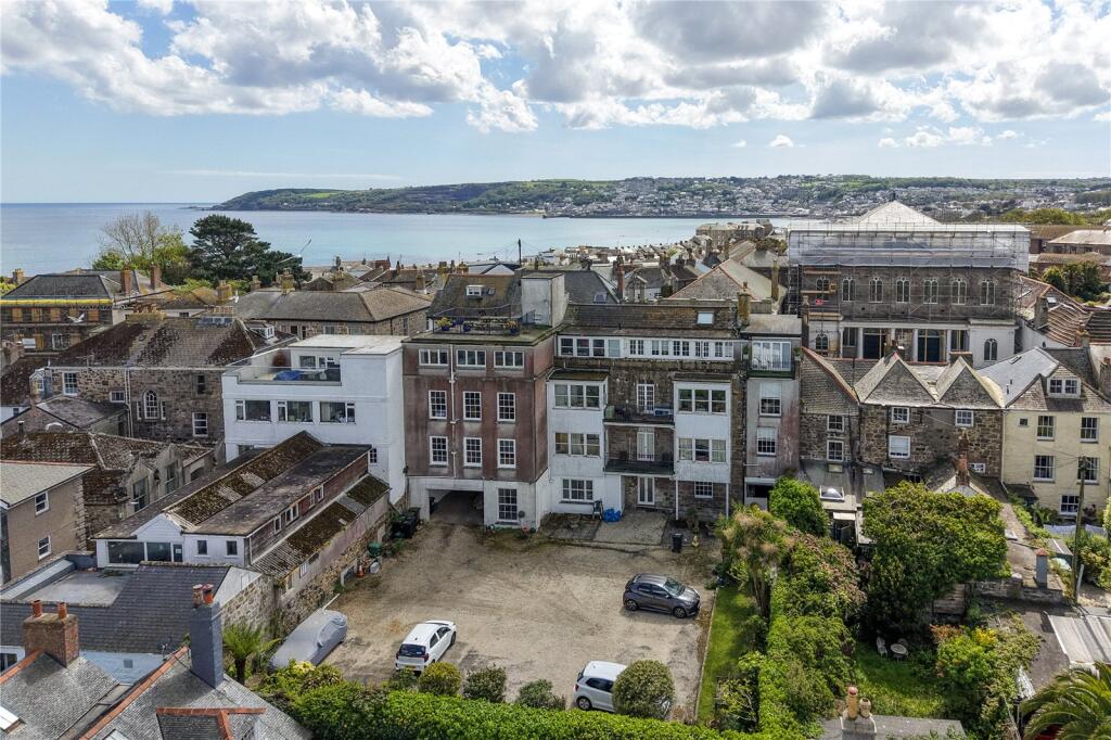 2 bedroom apartment in town centre, great location, leasehold flat.