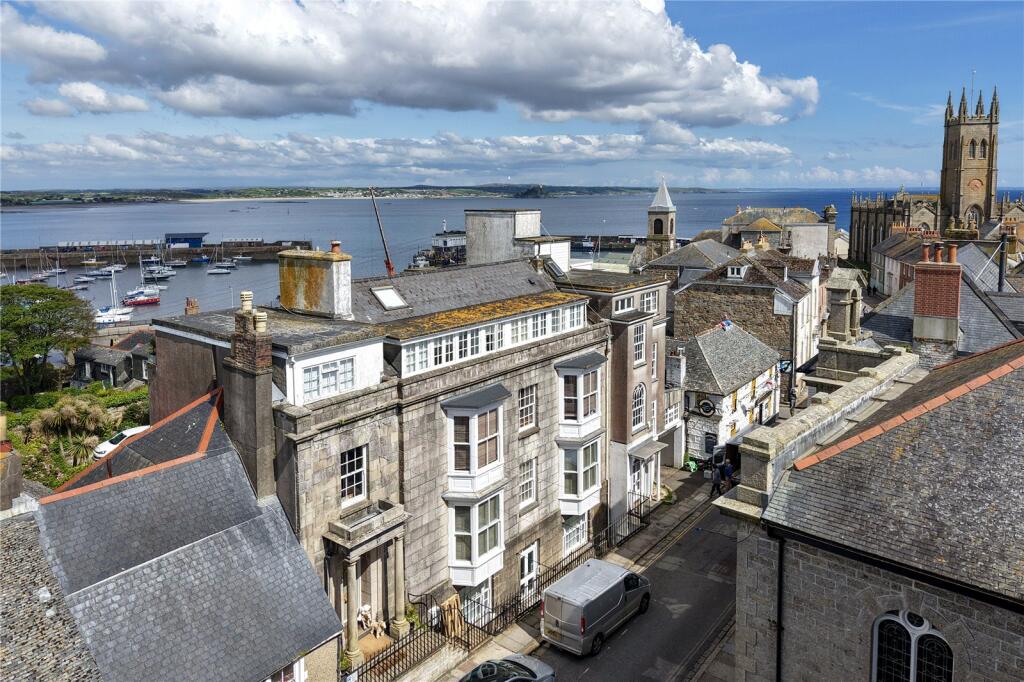 2 bedroom apartment in Penzance, great location, famous Chapel Street