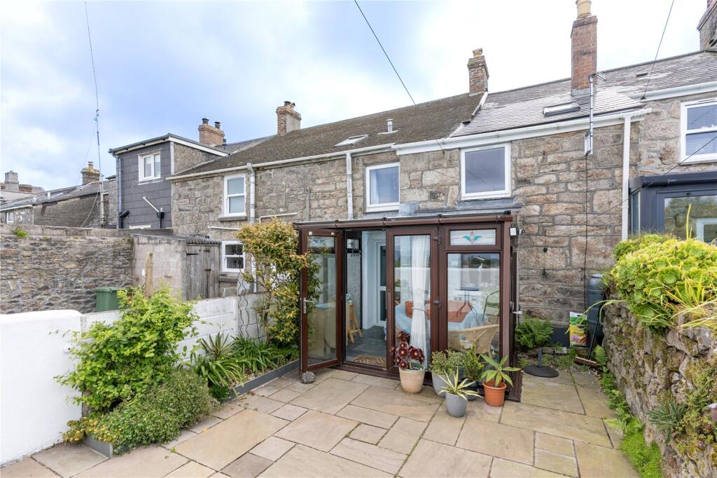 1 bedroom terraced house in Trewellard, great location 