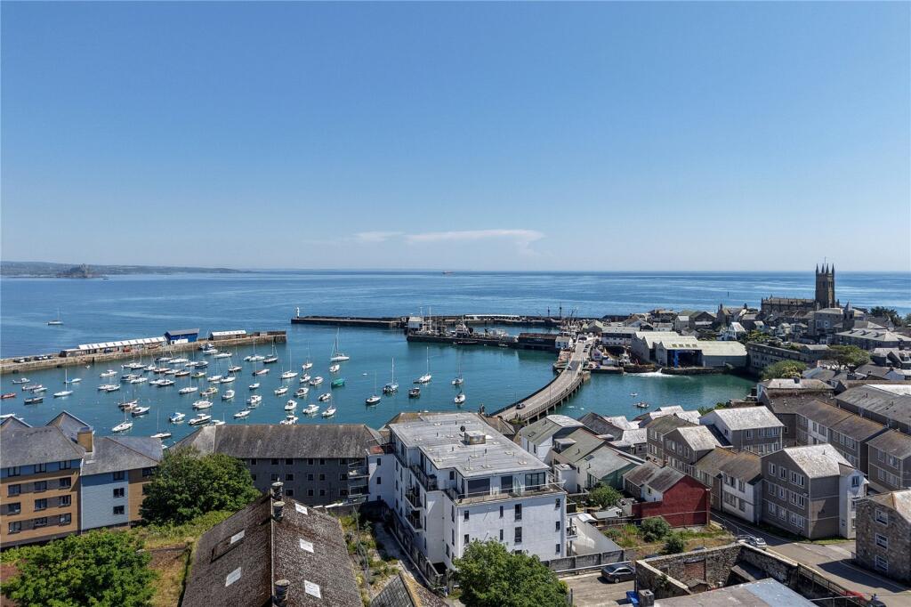 2 bedroom apartment in Penzance, great location, sea views, 
