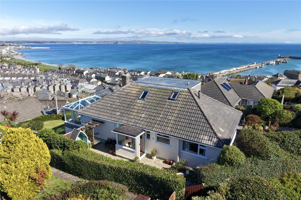 4 bedroom bungalow, great location, amazing sea views