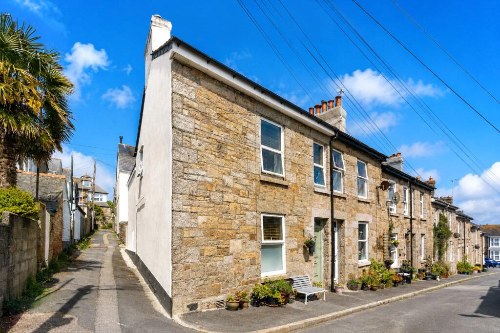 3 bedroom end of terrace no chain