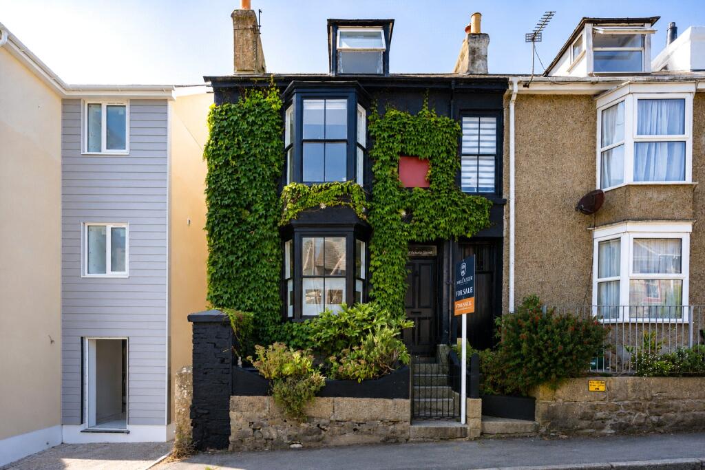 3 bedroom end of terrace, great location, town centre, basement for painting/studio space