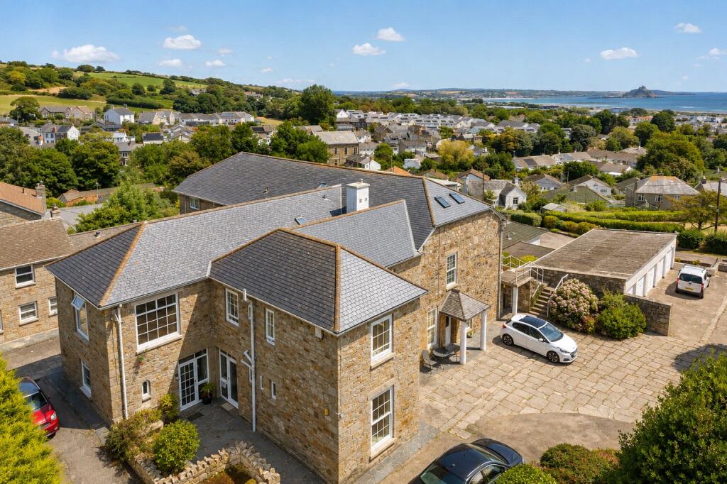 3 bedroom maisonette, great location, immaculately presented, parking