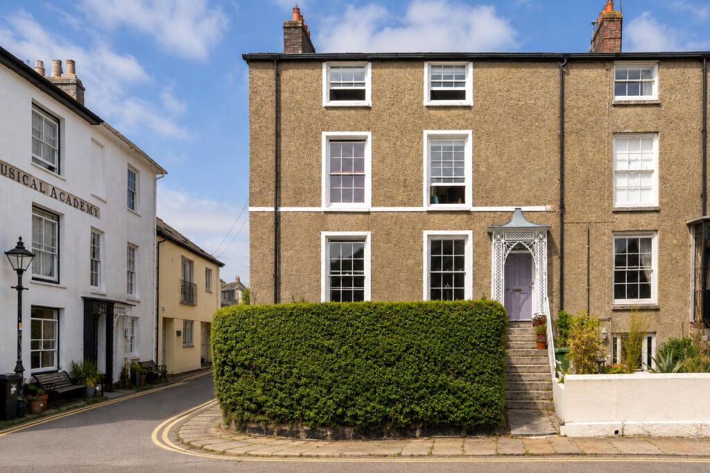 2 bedroom apartment in Penzance, great location, parking