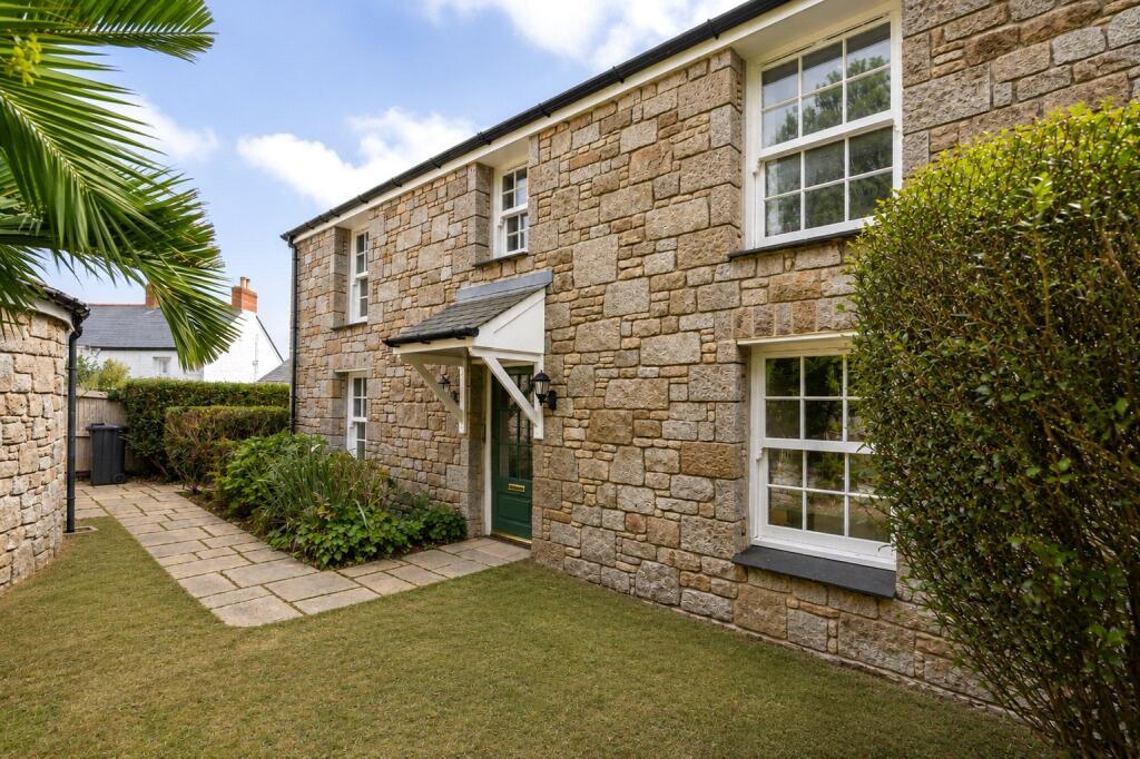 4 bedroom detached house in Paul, no chain, great location