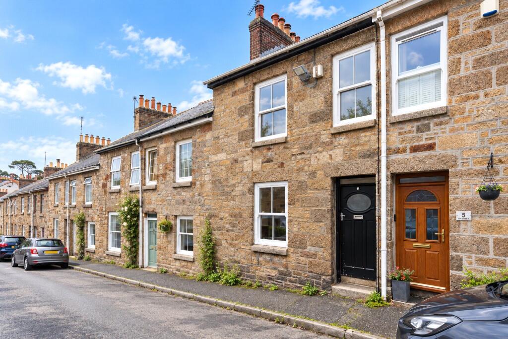 2 bedroom terraced house in Penzance, no chain, great first time buyer