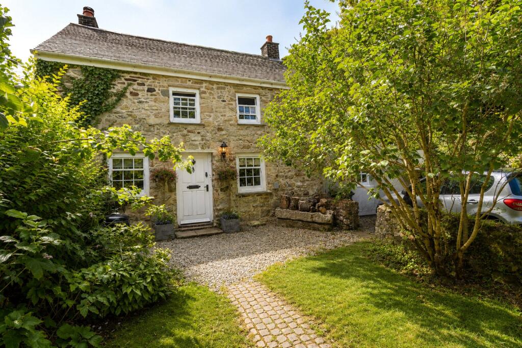 3 bedroom listed chocolate box cottage in Relubbus, great location